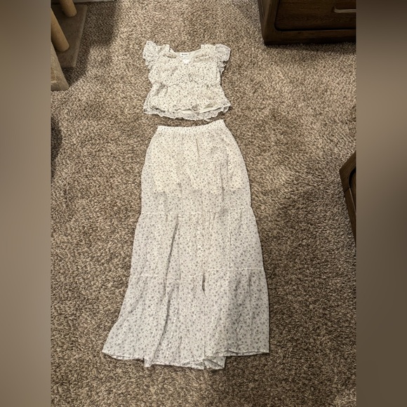 &merci Dresses & Skirts - MATCHING SET: Floral White Pants w/ Top